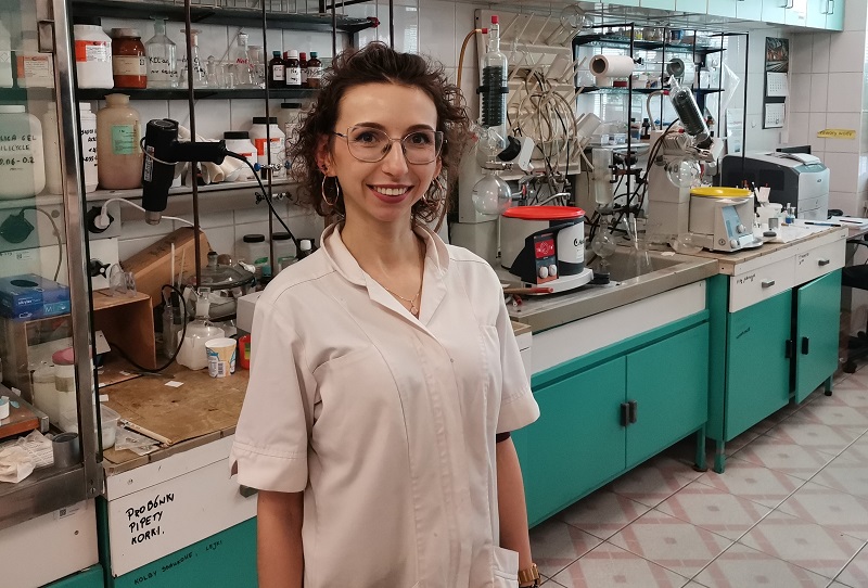 Dorota Kaczorek at the chemical laboratory. Dorota Kaczorek w laboratorium