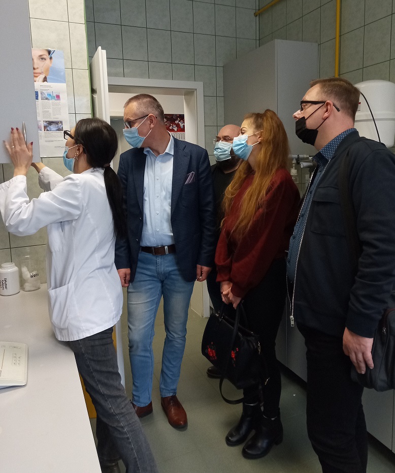 participants of a research trip in a laboratory wyjazd badawczy